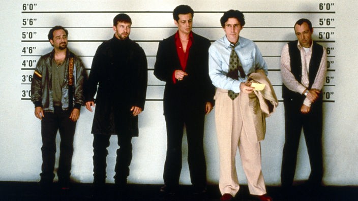 Fünf Männer bei einer fiktiven Gegenüberstellung in einem Kriminalfilm