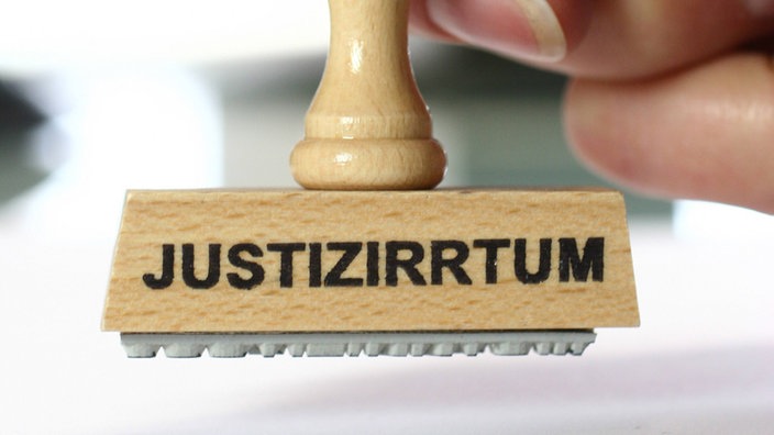 Stempel mit der Aufschrift 'Justizirrtum' | Bildquelle: imago Stempel mit der Aufschrift 'Justizirrtum'
