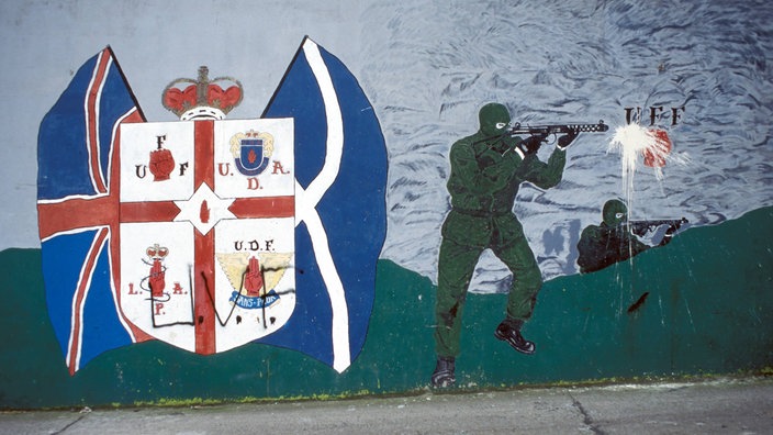 Logo mehrerer protestantischer Gruppen auf einer Hauswand | Bildquelle: Imago/Stefan Schmidbauer Logo mehrerer protestantischer Gruppen auf einer Hauswand