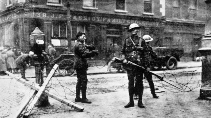 Britische Soldaten 1916 in Dublin | Bildquelle: dpa/Press Association Britische Soldaten 1916 in Dublin