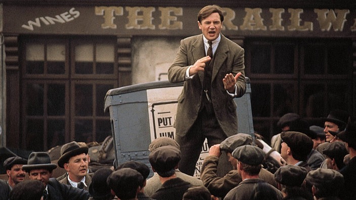 Liam Neeson als Michael Collins während einer Rede | Bildquelle: Imago/United Archives Liam Neeson als Michael Collins während einer Rede