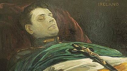Gemälde des toten Michael Collins - bedeckt mit der irischen Flagge und einem Kruzifix.