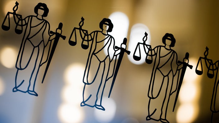 Justitia, Symbol der Gerechtigkeit, an einer Scheibe am Eingang zum Kölner Oberlandesgericht