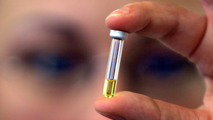 Eine Laborantin zeigt im Dopinglabor der Sporthochschule Köln eine Urinprobe.