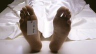 Die Füße einer Leiche mit Namensschild am Zeh.