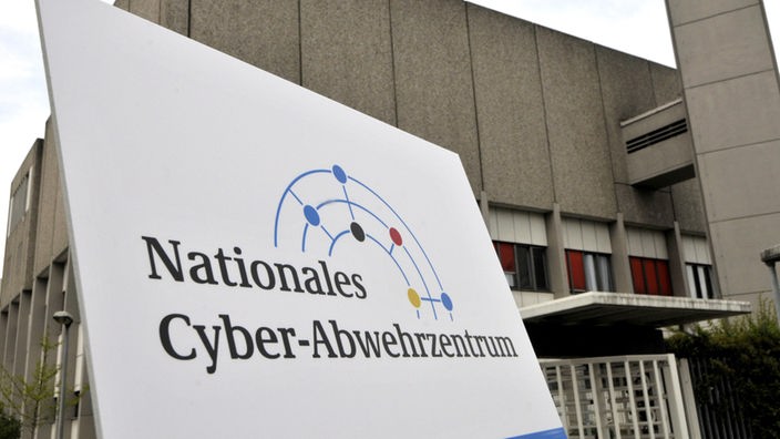 Außenansicht des Nationalen Cyber-Abwehrzentrums mit Schild im Vordergrund.
