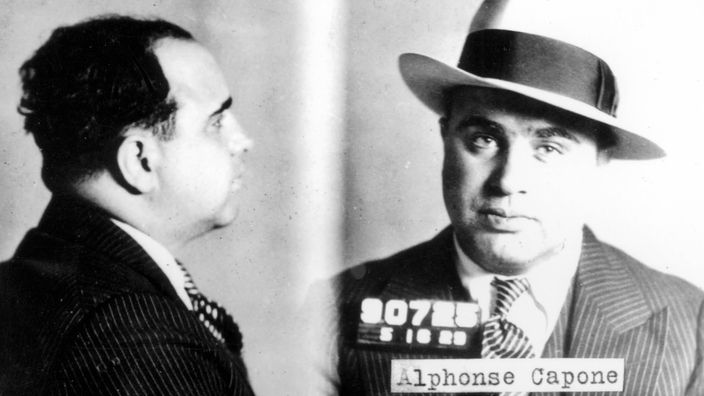 Schwarzweißfoto: Al Capone einmal von der Seite und einmal von vorn und mit Hut aufgenommen.