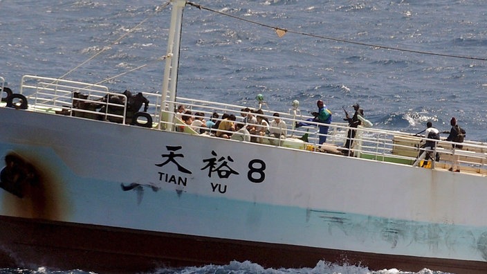 Von somalischen Piraten gekapertes chinesisches Fischerboot | Bildquelle: dpa Picture-Alliance/Epa/Jason R. Zalasky Von somalischen Piraten gekapertes chinesisches Fischerboot
