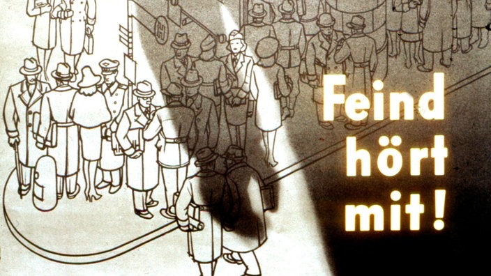 Deutsches Propaganda-Plakat aus dem Zweiten Weltkrieg mit der Aufschrift: "Feind hört mit!" | Bildquelle: picture alliance / Photo12/Archives Snark Deutsches Propaganda-Plakat aus dem Zweiten Weltkrieg mit der Aufschrift: "Feind hört mit!"