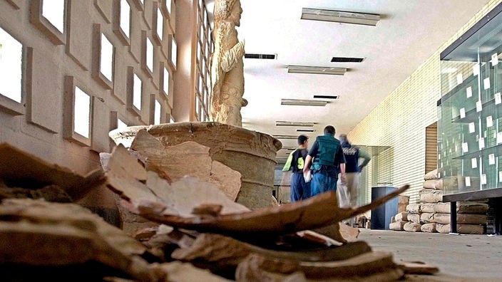 Scherben eines antiken Gefäßes nach der Plünderung im Irakischen Nationalmuseum