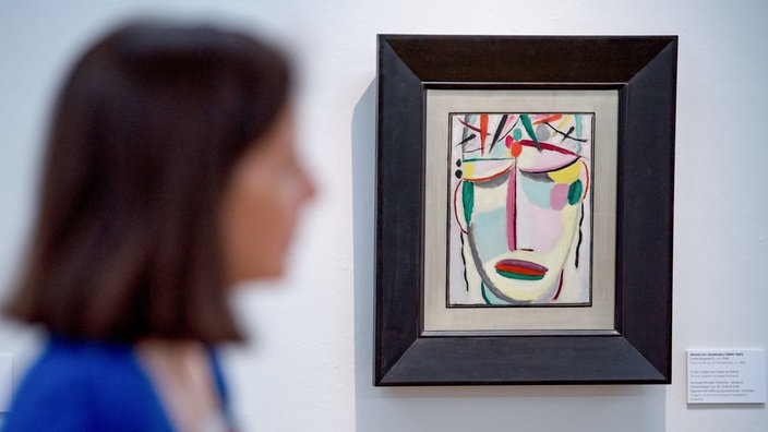 Eine Frau vor einem Jawlensky-Bild in einer Ausstellung | Bildquelle: dpa/Hendrik Schmidt Eine Frau vor einem Jawlensky-Bild in einer Ausstellung
