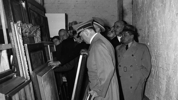 Hitler vor geraubten Gemälden.