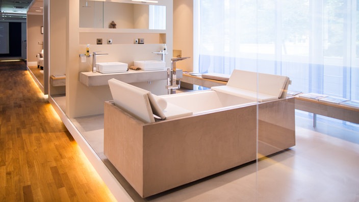Showroom mit einem Designer-Badezimmer | Bildquelle: dpa/Marcel Kusch Showroom mit einem Designer-Badezimmer