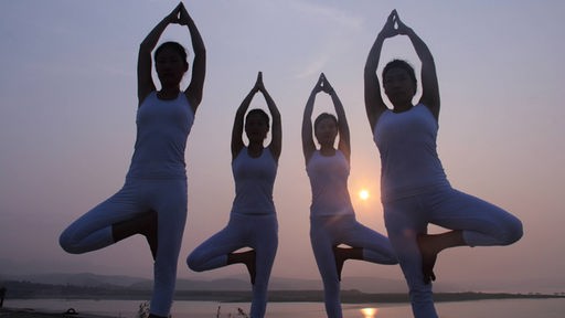 Vier Frauen beim Yoga