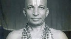 Porträt von Tirumalai Krishnamacharya mit vor der Brust zusammengelegten Händen
