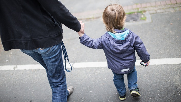 Mutter geht mit Sohn an der Hand | Bildquelle: WDR/dpa/Marcel Kusch Mutter geht mit Sohn an der Hand