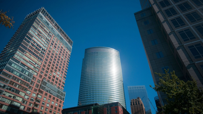 Der Hauptsitz von Golman Sachs in New York zwischen zwei Hochhäusern