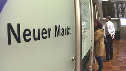 Schild mit der Aufschrift 'Neuer Markt'.
