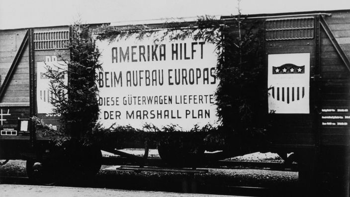 schwarz-weiß-Aufnahme Plakat "Amerika hilft beim Aufbau Europas".