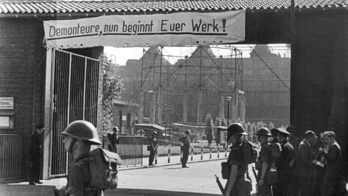 Britische Soldaten bewachen die Teil-Demontage der Ruhrchemie AG in Oberhausen.