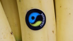 Das Fairtrade-Siegel auf einer Banane.