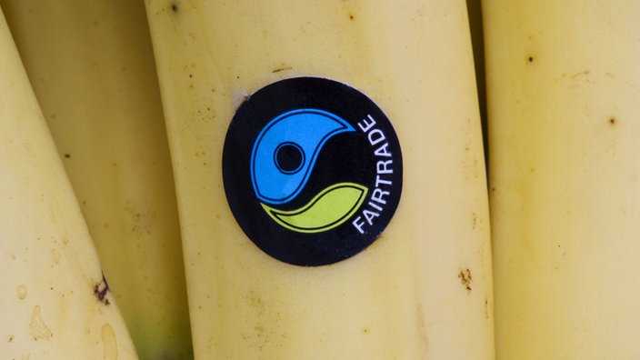 Das Fairtrade-Siegel auf einer Banane. | Bildquelle: Picture Press/Mark Boulton Das Fairtrade-Siegel auf einer Banane.