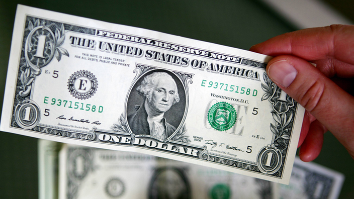 Hand hält Dollarschein | Bildquelle: imago Hand hält Dollarschein