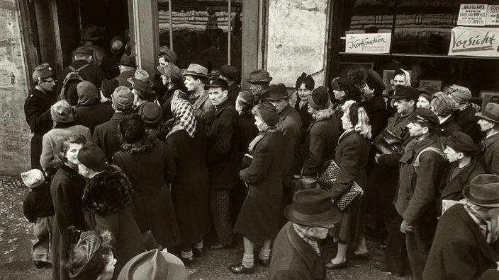Menschen vor Wechselstube 1948