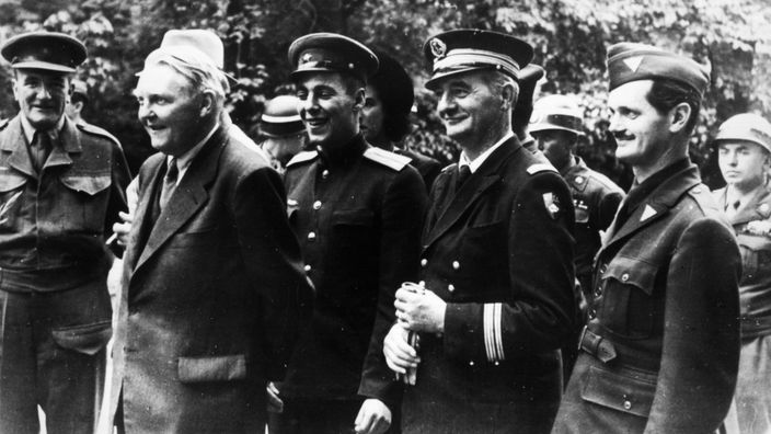 Ludwig Erhard mit Offizieren der Alliierten