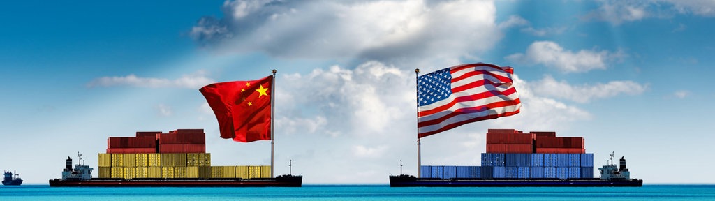 Zwei gezeichnete Containerschiffe mit USA- und chinesischer Flagge stehen sich gegenüber