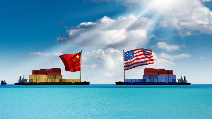 Zwei gezeichnete Containerschiffe mit USA- und chinesischer Flagge stehen sich gegenüber | Bildquelle: mauritius images / Alberto Masnovo / Alamy Zwei gezeichnete Containerschiffe mit USA- und chinesischer Flagge stehen sich gegenüber