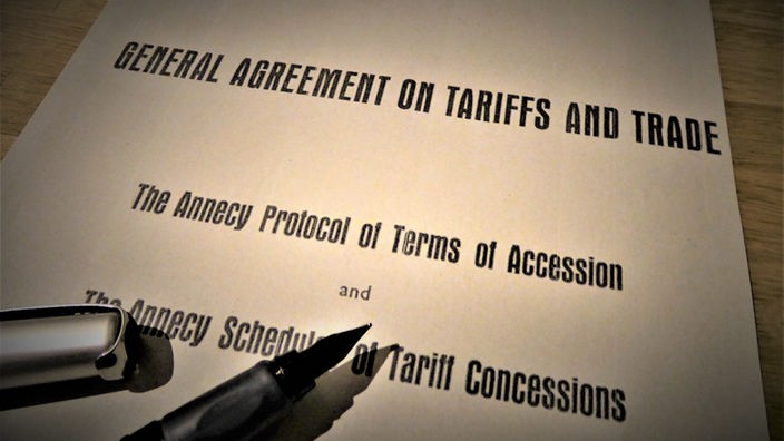 Auf einem Papier steht "General Agreement on Tariffs and Trade"