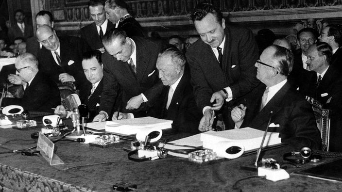 Konrad Adenauer und andere europäische Staatschefs unterschreiben 1957 die Römischen Verträge zur Gründung der Europäischen Wirtschaftsgemeinschaft (EWG)