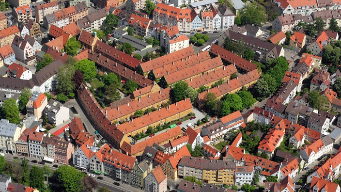 Auf einem Luftbild ist die Fuggerei im Zentrum Augsburgs zu sehen.