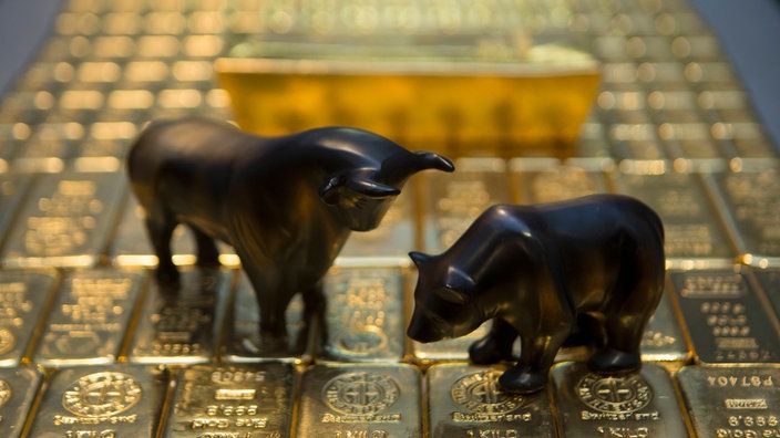 Stier und Bär auf Goldbarren | Bildquelle: newspixx vario images/Ulrich Baumgarten Stier und Bär auf Goldbarren
