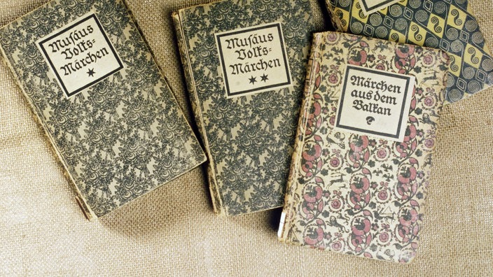 Mehrere alte Märchenbücher | Bildquelle: wdr Mehrere alte Märchenbücher