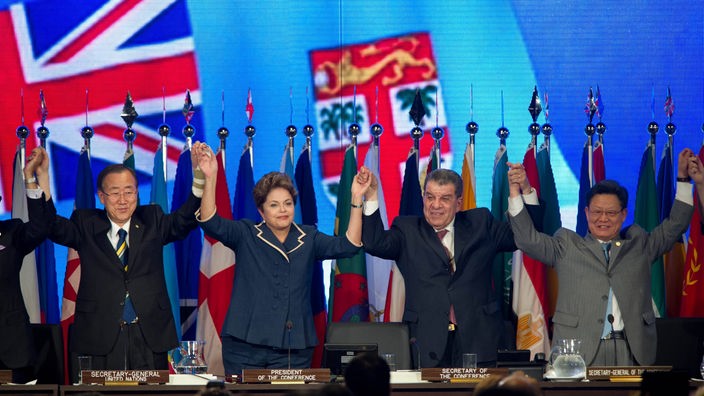 Vier Teilnehmer des UN-Gipfels reichen sich die erhobenen Hände