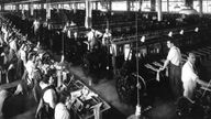 Arbeitsalltag in einer Weberei um 1900