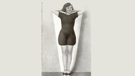 Schwarz-weiß-Aufnahme von Frau im schwarzen Body.