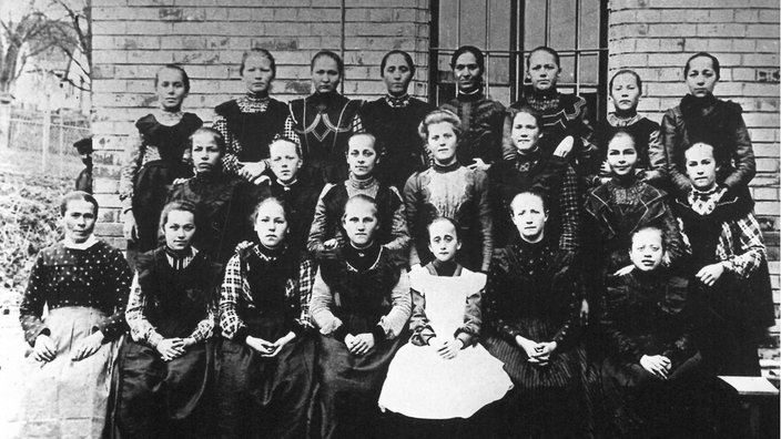 Belegschaft der Firma Wohnhas & Schmid um 1905. | Bildquelle: SWR Belegschaft der Firma Wohnhas & Schmid um 1905.