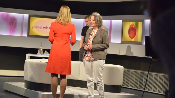 Kulturwissenschaftlerin Susanne Goebel vor der Aufzeichnung im Planet Wissen Studio | Bildquelle: Klara Stingel/SWR Kulturwissenschaftlerin Susanne Goebel vor der Aufzeichnung im Planet Wissen Studio