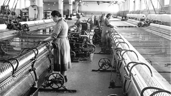 Schwarzweiß-Foto einer Frau beim Arbeiten in der Textilfabrik | Bildquelle: SWR Schwarzweiß-Foto einer Frau beim Arbeiten in der Textilfabrik