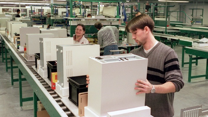 Auf einem Fließband werden Computertower gefertigt | Bildquelle: dpa/Wolfgang Kluge Auf einem Fließband werden Computertower gefertigt