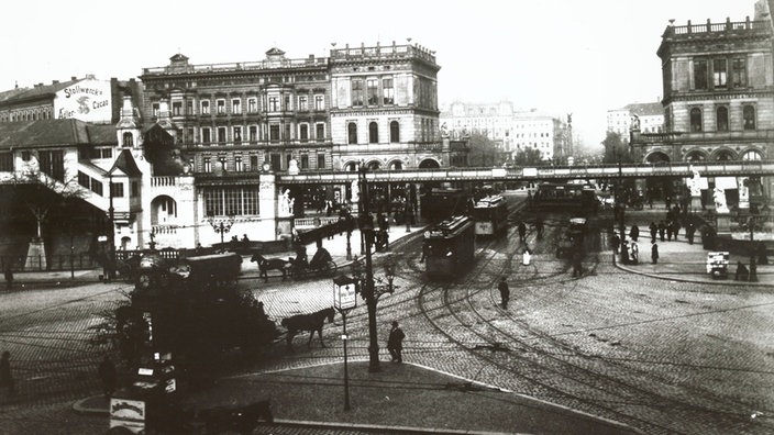 Fotografie der Haltestelle Hallesches Tor: Im Vordergrund Straßenbahnen