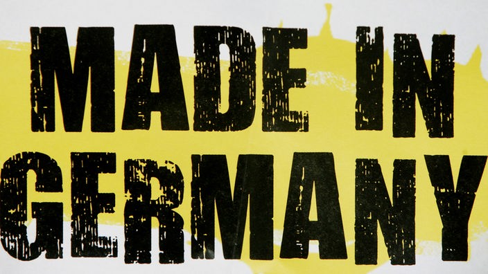 "Made in Germany"-Schriftzug, gedruckt wie ein Stempel auf weiß-gelbem Untergrund.