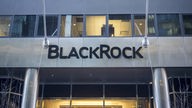 Überschrift "Blackrock" vor Eingang der Firma.