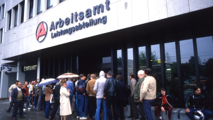 Menschenschlange vor dem Arbeitsamt, 1981