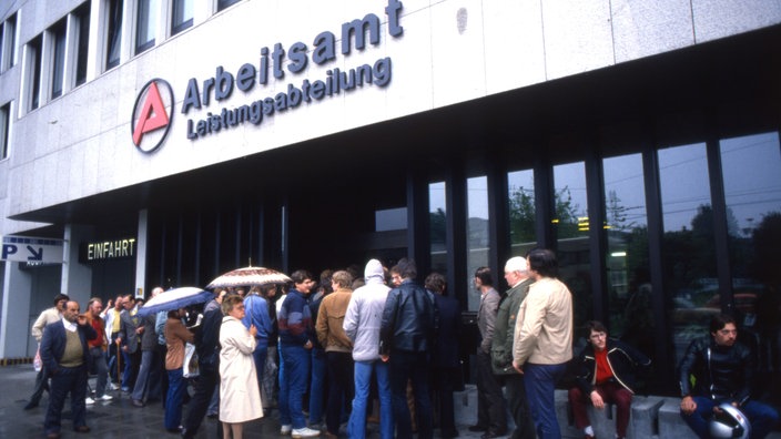 Menschenschlange vor dem Arbeitsamt, 1981 | Bildquelle: WDR / dpa Picture-Alliance / Klaus Rose Menschenschlange vor dem Arbeitsamt, 1981