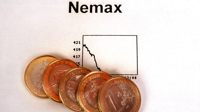 Diagramm des abstürzenden Kurses beim Nemax, mit Euromünzen darunter.