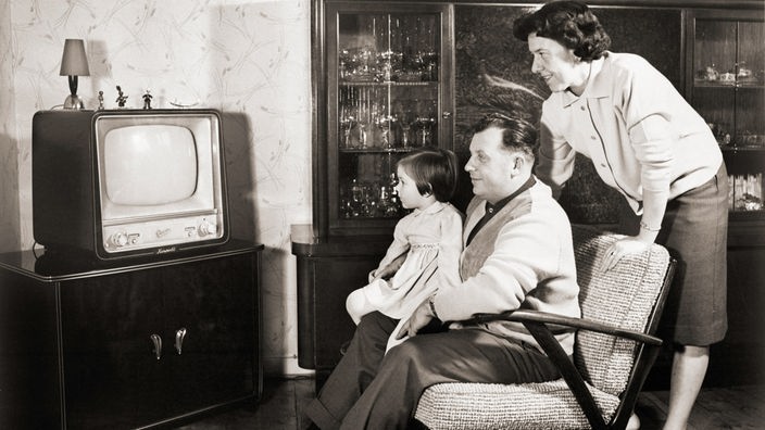 Eine Familie vor dem Fernsehgerät, Bundesrepublik Deutschland, 1960.